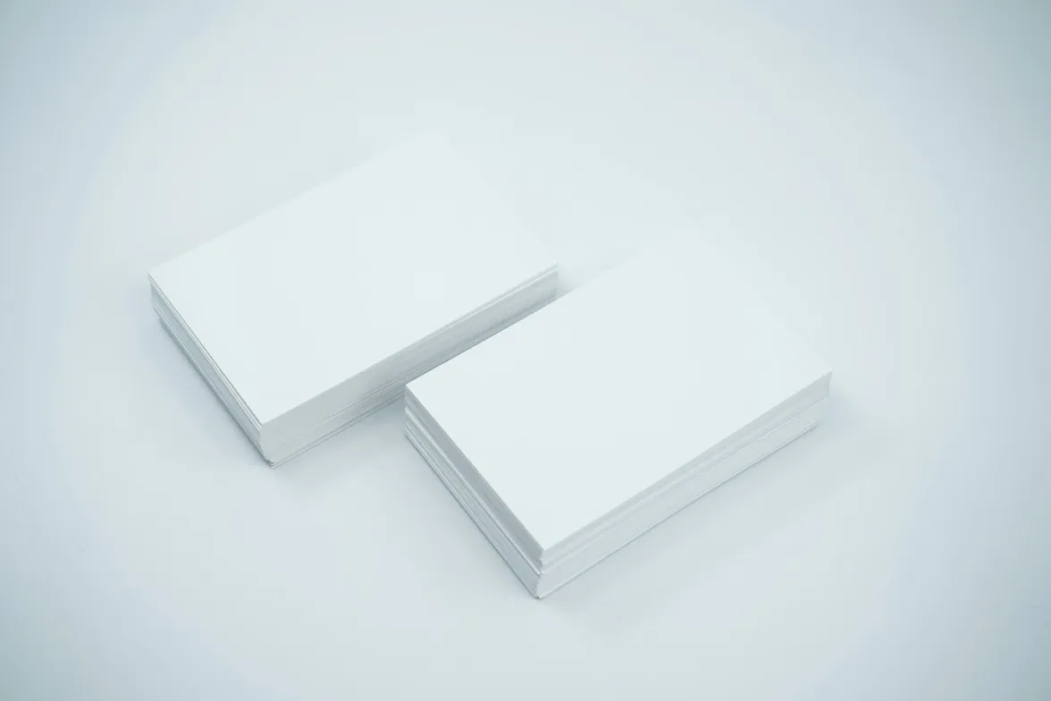 Deux piles de cartes de visite blanches vierges sur un fond gris-bleu